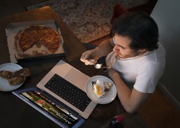 Mangiare prima di andare a dormire: fa male o fa bene?